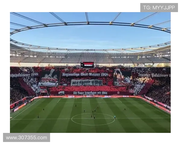 埃弗顿球迷Tifo展示披头士经典红转蓝